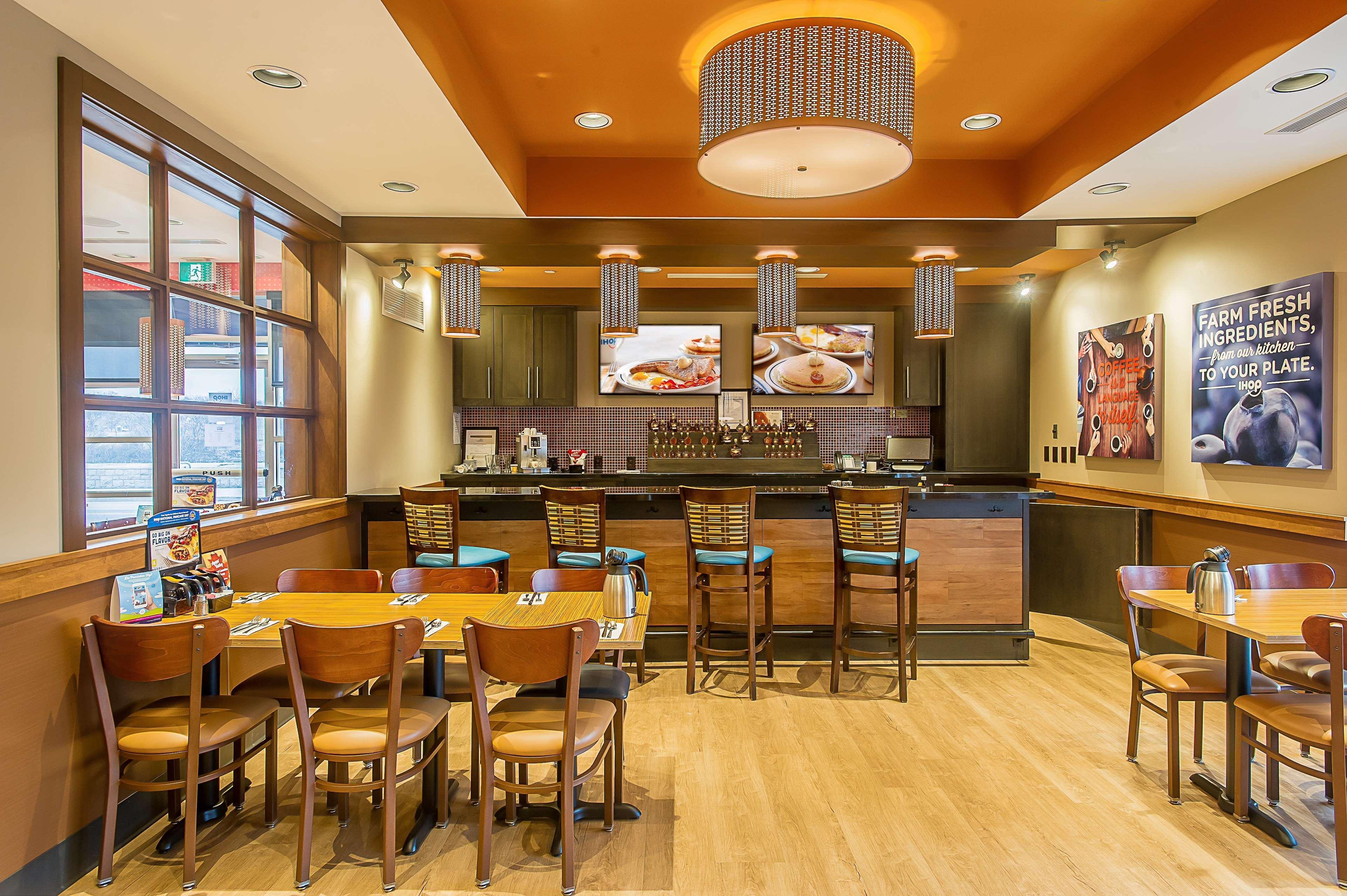 Ramada By Wyndham Niagara Falls By The River Exterior foto