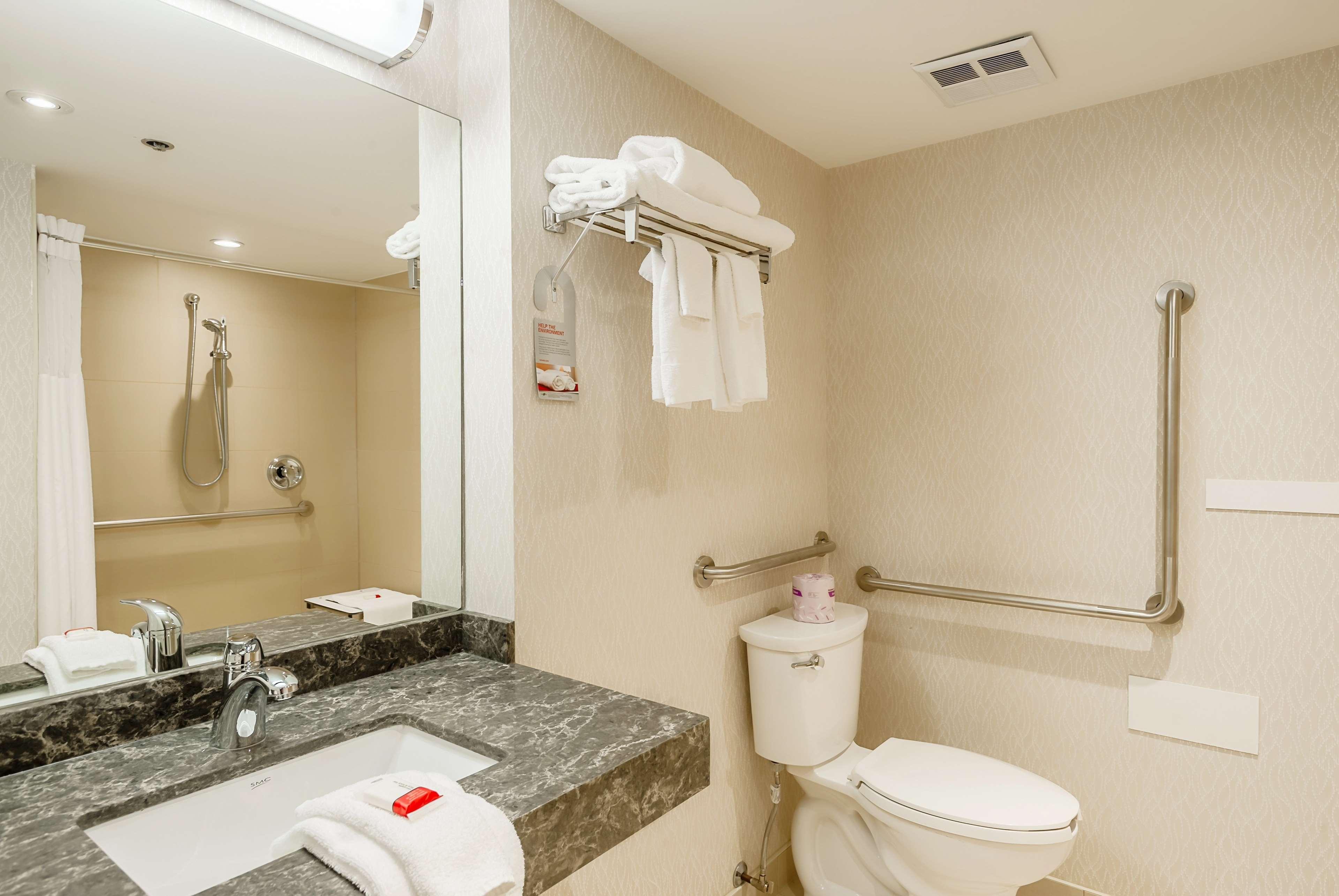 Ramada By Wyndham Niagara Falls By The River Exterior foto