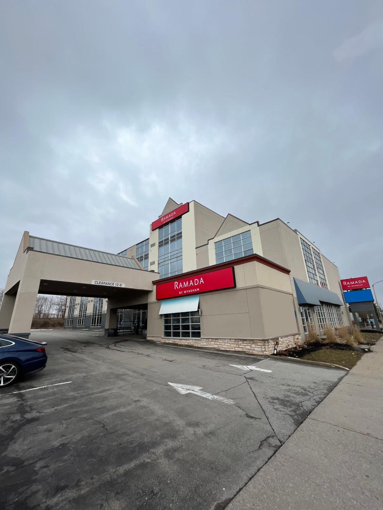 Ramada By Wyndham Niagara Falls By The River Exterior foto