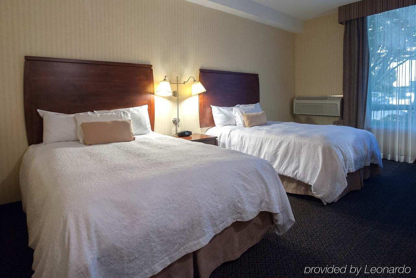 Ramada By Wyndham Niagara Falls By The River Exterior foto