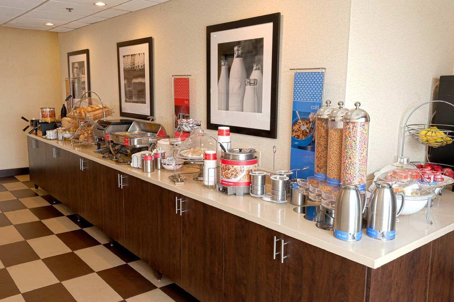 Ramada By Wyndham Niagara Falls By The River Exterior foto