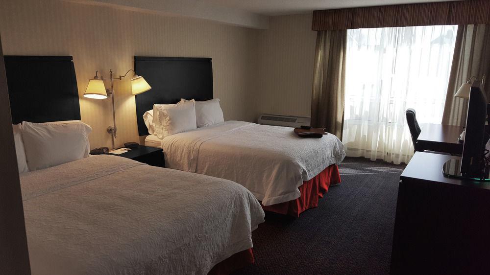 Ramada By Wyndham Niagara Falls By The River Exterior foto