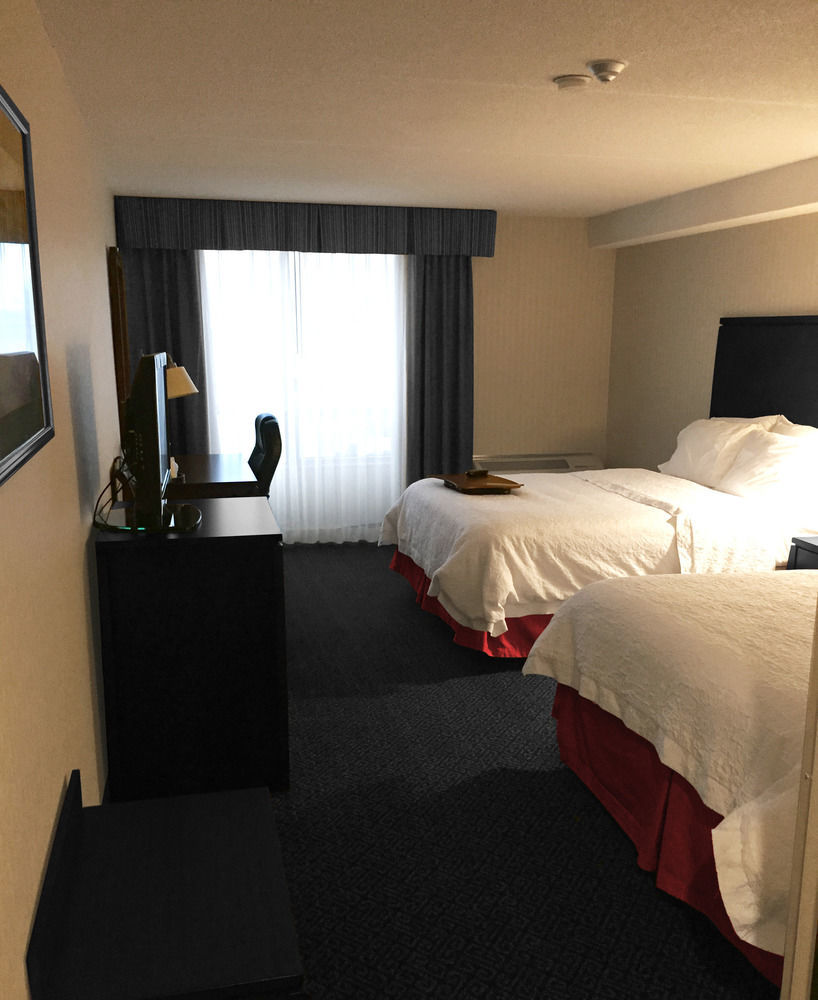 Ramada By Wyndham Niagara Falls By The River Exterior foto