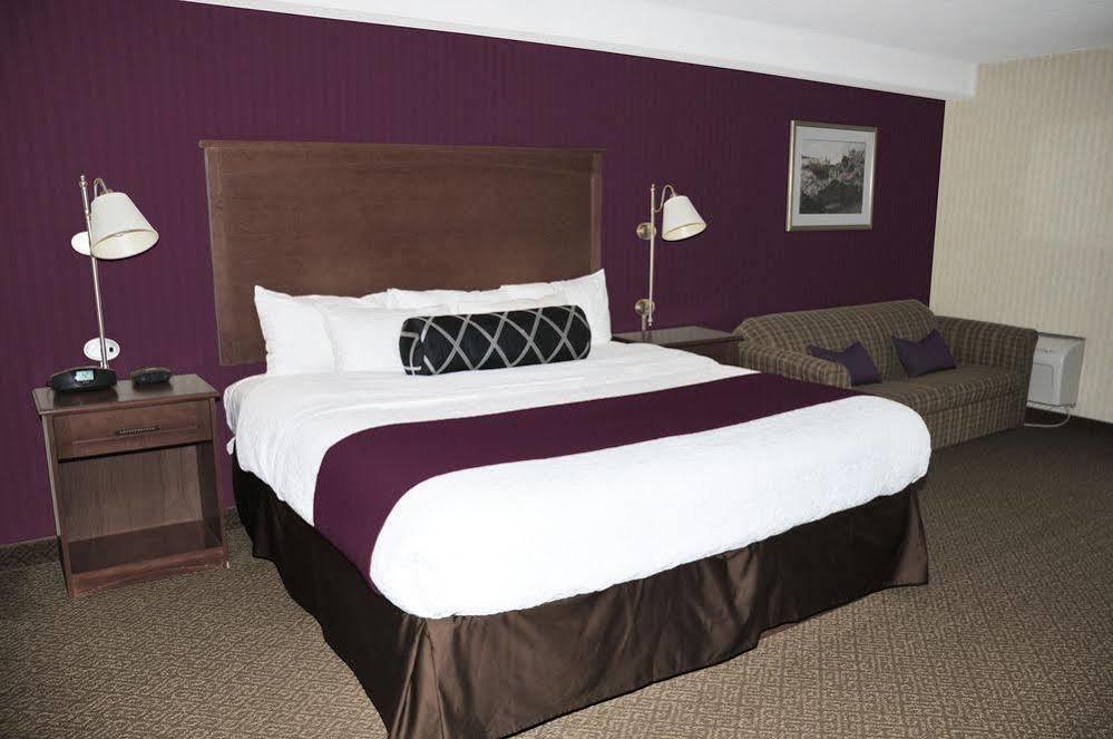 Ramada By Wyndham Niagara Falls By The River Exterior foto