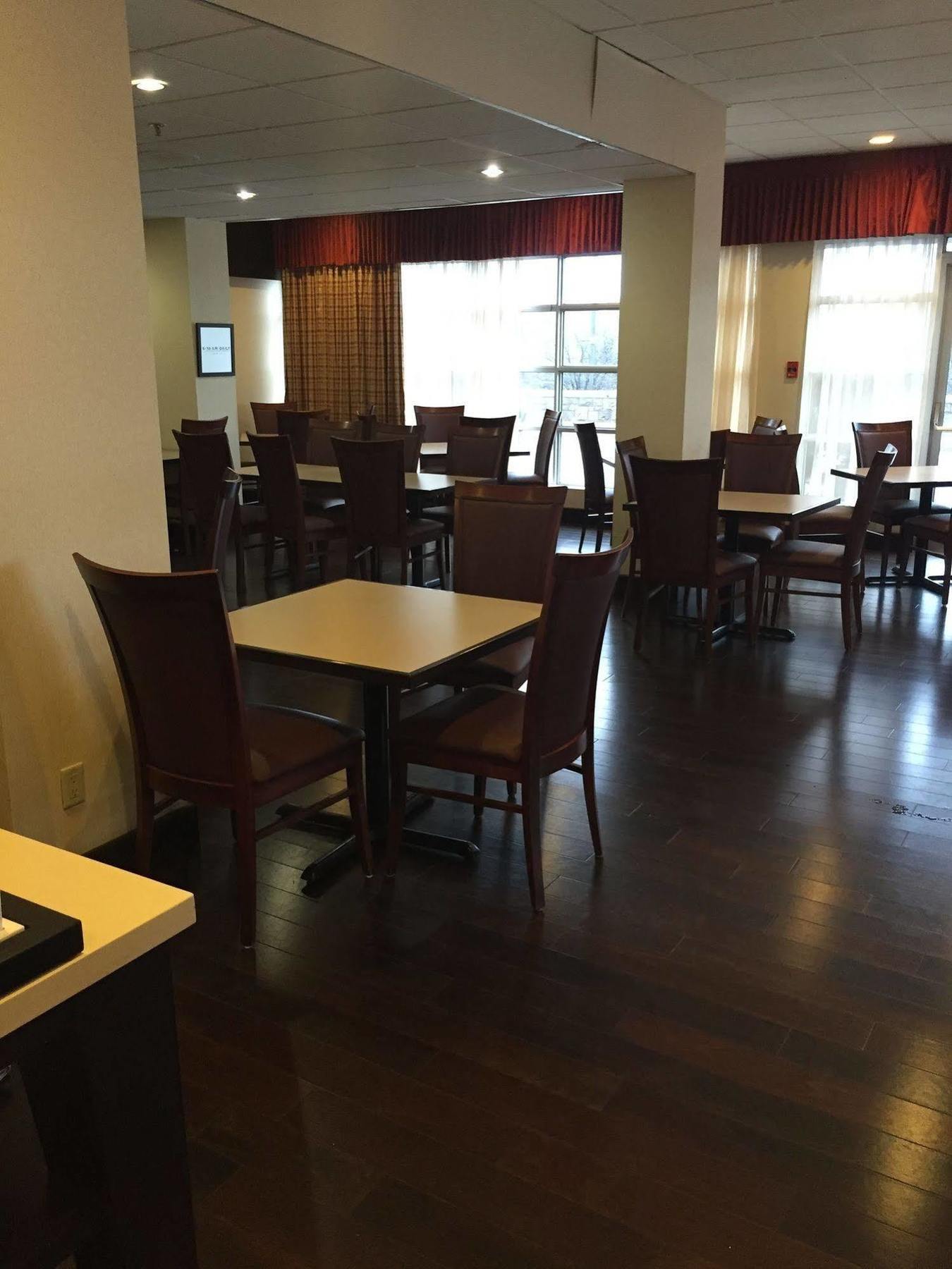 Ramada By Wyndham Niagara Falls By The River Exterior foto